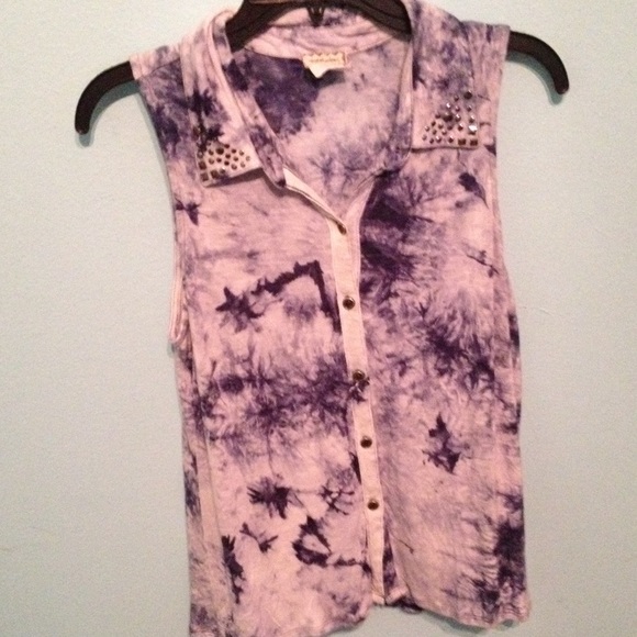 Sleeveless acid washed shirt