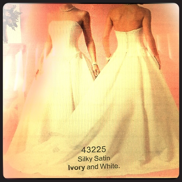 Beautiful White used wedding gown size 4/6