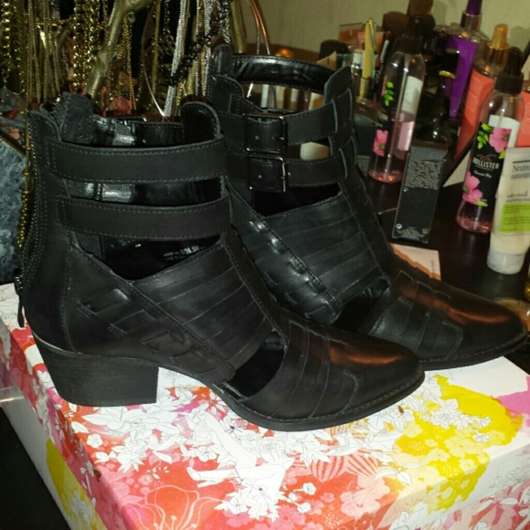 Sold Cut out bootie - Picture 2 of 2