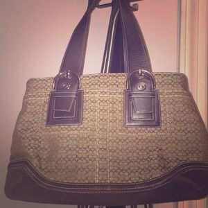 Chic Seasonless Coach Bag