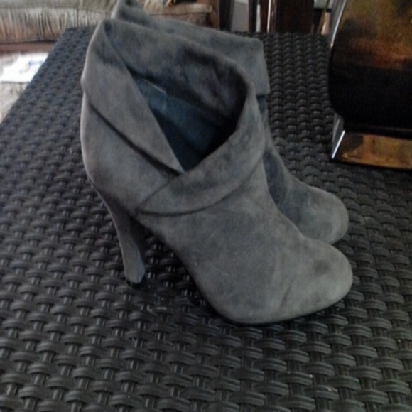 Gray suede Enzo Angiolini boots