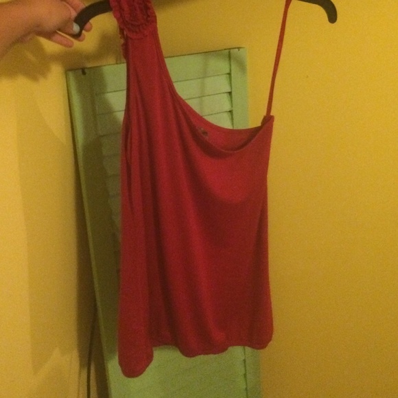 Red one-shoulder shirt. - Picture 1 of 1