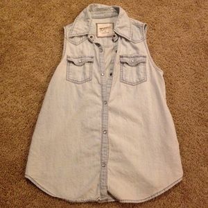 Sleeveless denim shirt