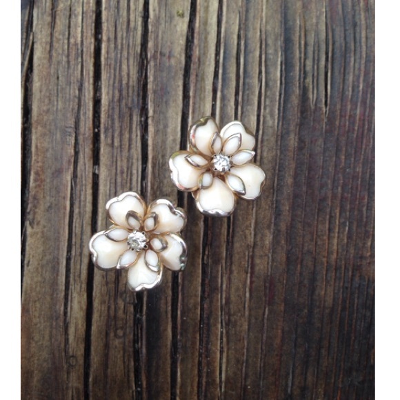 flower stud earrings