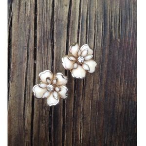 flower stud earrings