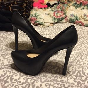 Jessica Simpson pumps