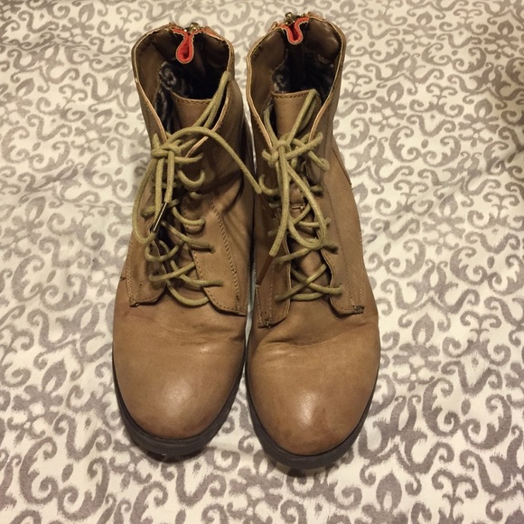 Vintage like boots with fur inside