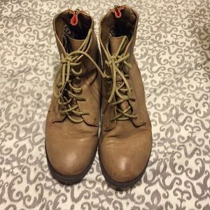 Vintage like boots with fur inside