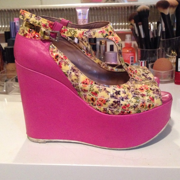 Super cute girly platforms, very comfy and light