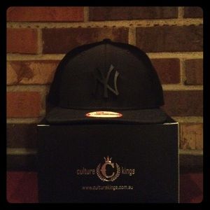 New Era 9Fifty Snapback Yankees Metal Badge