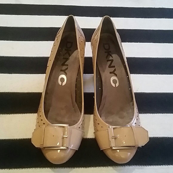 Pretty nude/tan heels