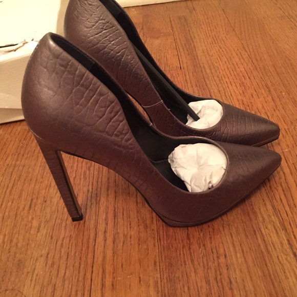 Almost new Pewter Aldo High heel pump