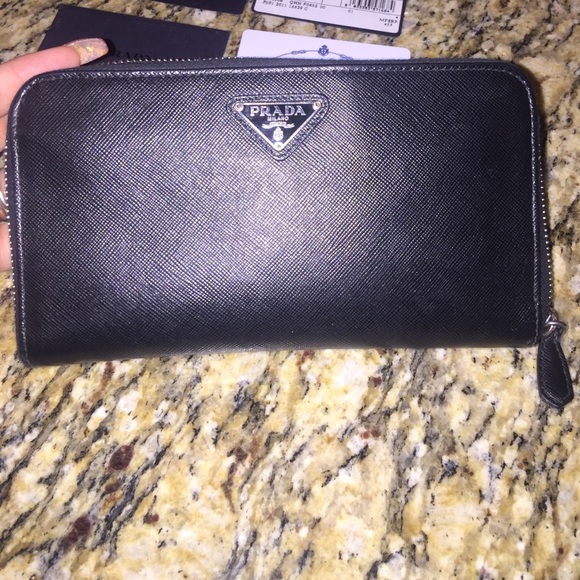 Black saffiano leather Prada zipper wallet. 😍