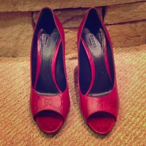 Gucci Embossed Leather Peep toe Pumps (red)