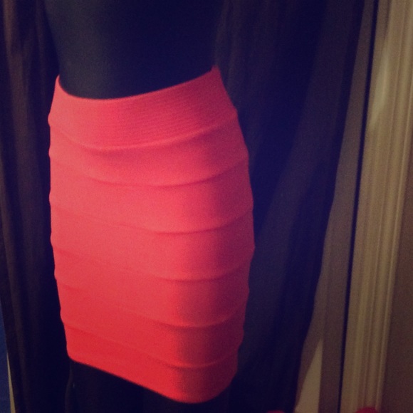H&M Dresses & Skirts - H&M Body con style Barbie pink skirt NWT sz US 4