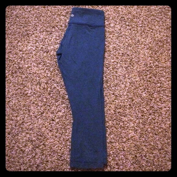 Lulu blue crop leggings
