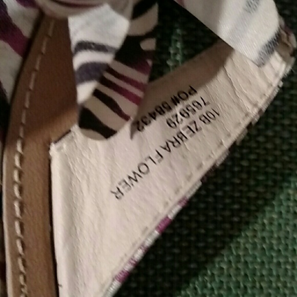 🔔 GIFTED 🔔 Maui Island Zebra Stripe Sandal - Picture 4 of 4