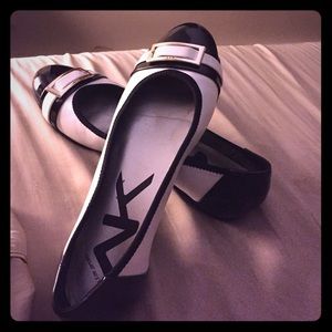 Black & white flats!!