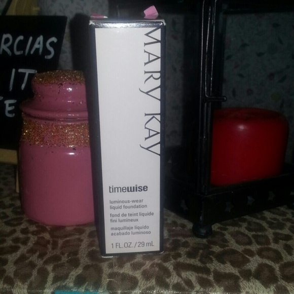 Mary kay Liquid foundation - Picture 1 of 2