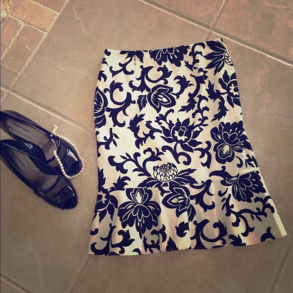 EUC White House Black Market Skirt