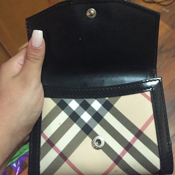 Burberry wallet MUST HAVE . - Picture 2 of 4