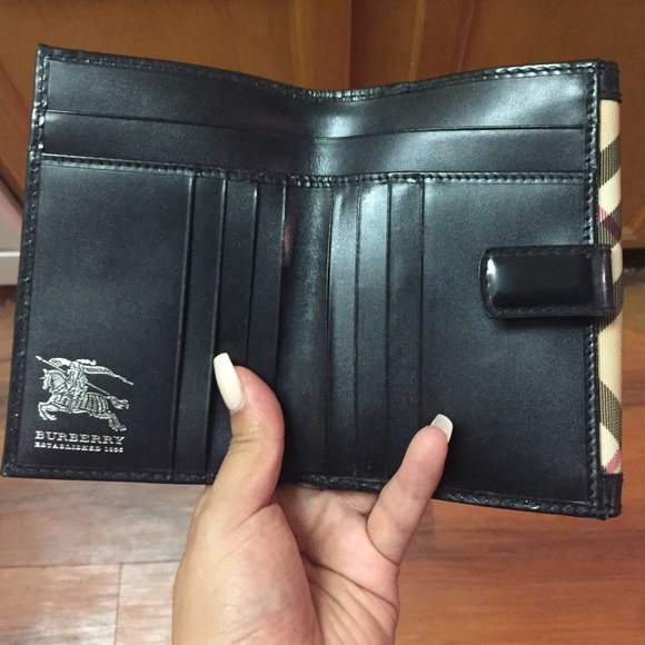 Burberry wallet MUST HAVE . - Picture 4 of 4