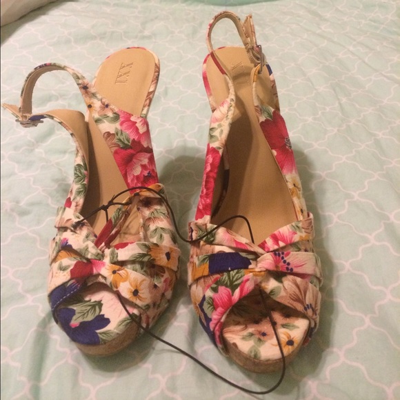 Floral sling back pumps - Picture 2 of 3