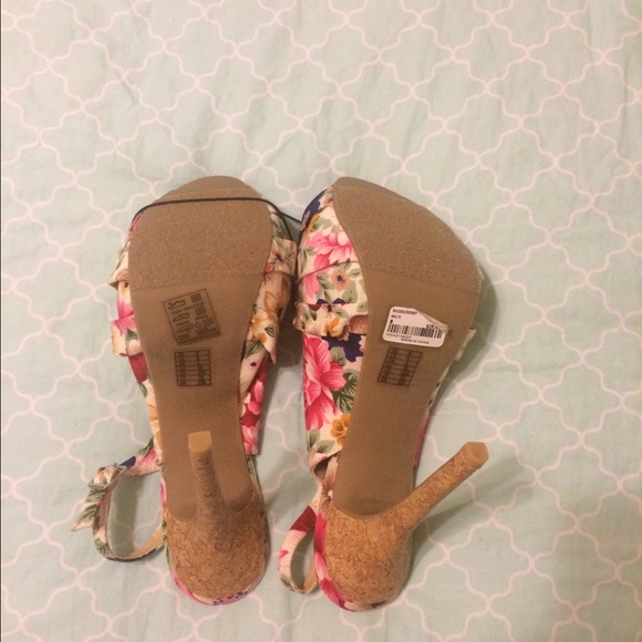 Floral sling back pumps - Picture 3 of 3