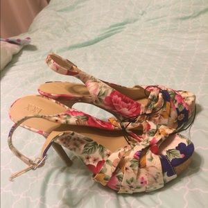 Floral sling back pumps