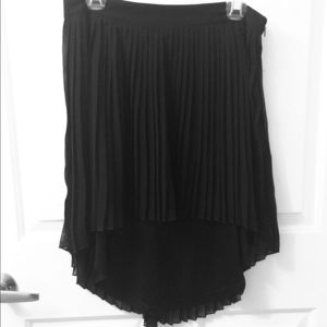 Black pleated hi lo skirt