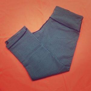 Lululemon navy blue &white  wunder under crop