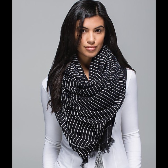 SOLD - Lululemon Find Your Om Scarf (BLK/WHT) - Picture 2 of 4