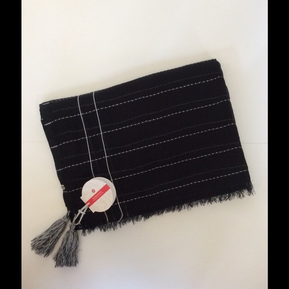 SOLD - Lululemon Find Your Om Scarf (BLK/WHT) - Picture 4 of 4