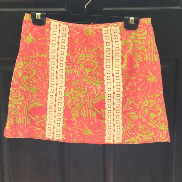 Lilly patterned skirt.