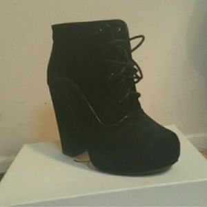 Used like new Shellys London Heels