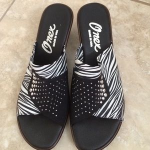 New Onex sandals size 10