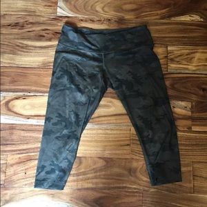 Lululemon CAMO crop 10