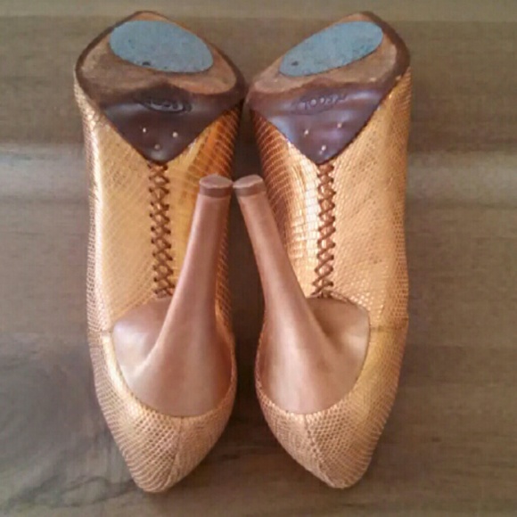 TOD'S Authentic RARE Bronze Lizard Hand-sewn Heels - Picture 2 of 4