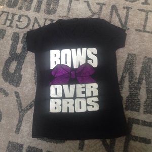 bows over bros V neck t-shirt