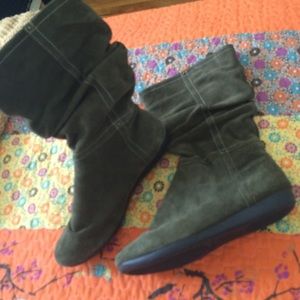 Super cute olive suede boots!