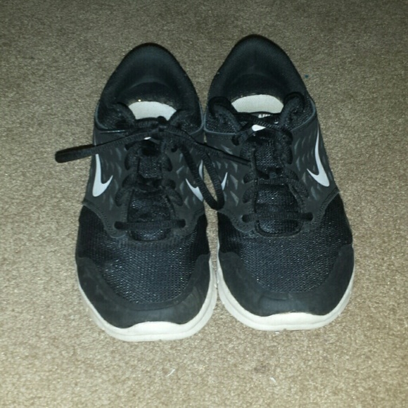 Black nike tennis shoes