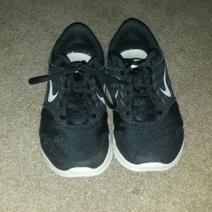 Black nike tennis shoes