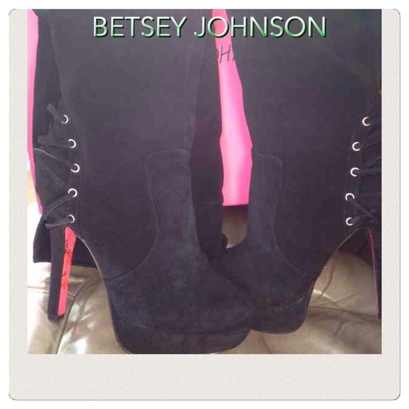 🎉🎊 HP🎉🎊Brand New Suede Betsey Johnson Boots💄 - Picture 1 of 8