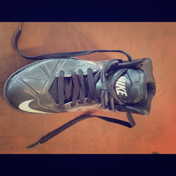 Women's basketball shoes