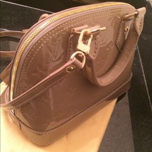 Louis Vuitton Alma bb (beige) •NO TRADE•