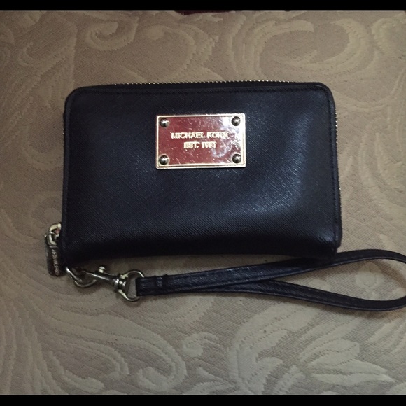 Michael Kors Handbags - Michael Kors used wristlet