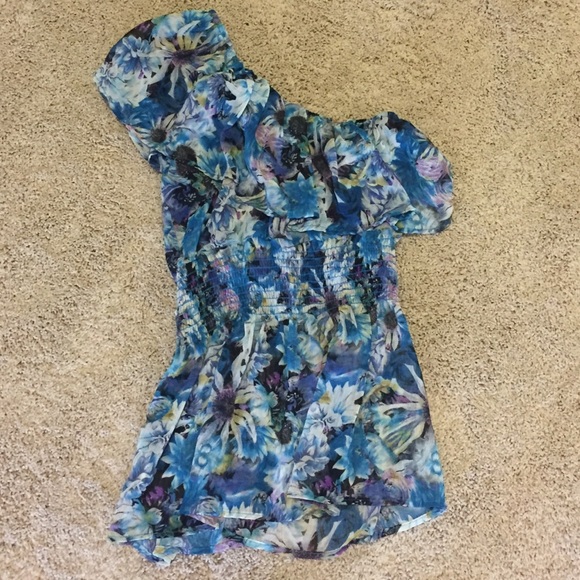 Gorgeous one armed summer top. - Picture 1 of 2