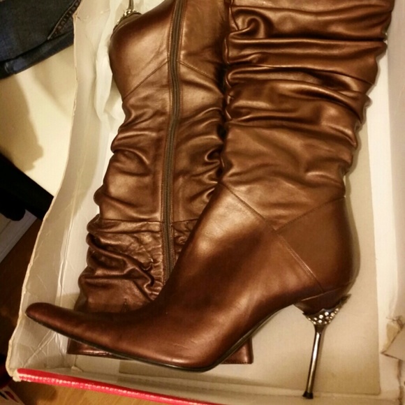 Pointy Under the knew boots