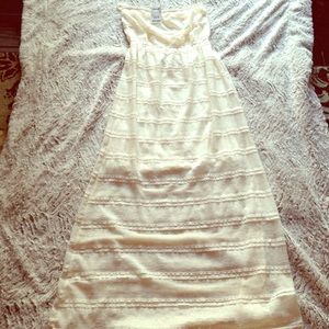 Sleeveless lace dress