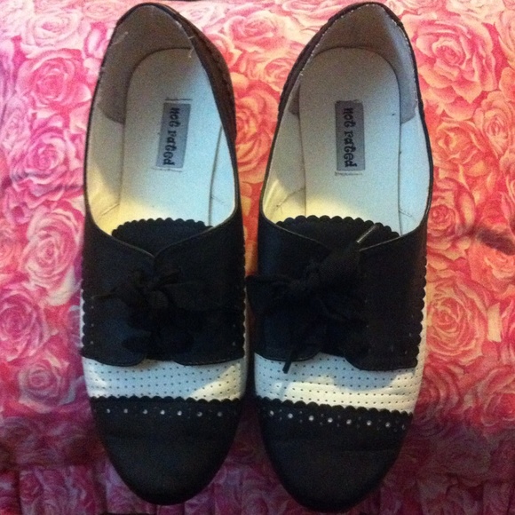 Cute black and white flats
